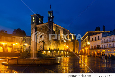 Central square of Trujillo, Plaza Mayor, at dusk 117727438