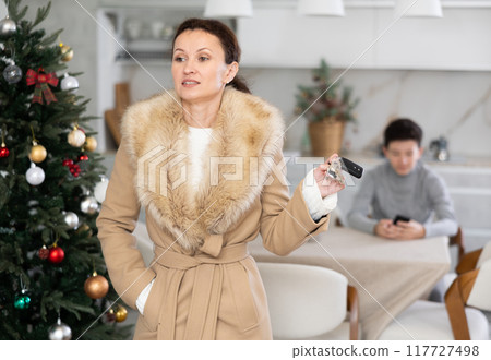 Mother leaving son home alone 117727498