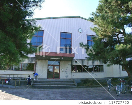 原為教職員室,二樓為圖書館(2010.11.7)建有體育館,籃球、排球無雨可打。 原為教職員室,二樓為圖書館(2010.11.7)建有體育館,籃球、排球無雨可打。 117727760