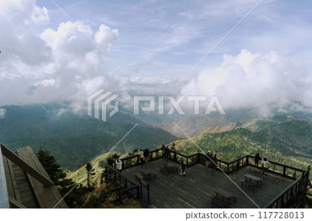 橫手山的全景露台和浮雲【涉嶺/上信越高原國立公園】 長野縣 橫手山的全景露台和浮雲【涉嶺/上信越高原國立公園】 長野縣 117728013