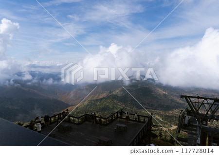 Yokoteyama Sky View Terrace with tourists and clouds [Shibu Pass, Joshinetsu Kogen National Park] Nagano Prefecture 117728014
