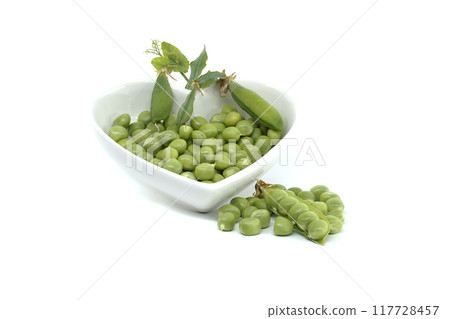 Fresh green peas in a heart-shaped bowl isolated on white background 117728457