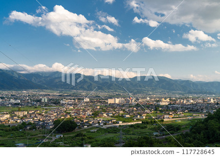 <<Yamanashi Prefecture>> The tranquil streets of the Kofu Basin in early summer 117728645