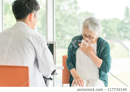一位男醫師訪問一位老年婦女，她告訴醫生她在醫院/護理機構的健康狀況（身體檢查、身體檢查、體檢、健康檢查） 117730140