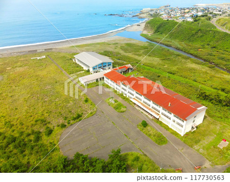 夏季拍攝北海道松前町已關閉的前大島初中的校舍 夏季拍攝北海道松前町已關閉的前大島初中的校舍 117730563