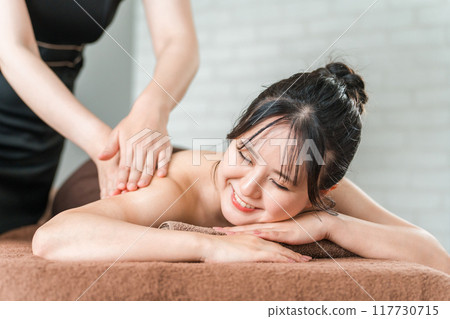 一位女士在提供手部按摩和手部美容護理(淋巴引流)的美容院接受治療 一位女士在提供手部按摩和手部美容護理(淋巴引流)的美容院接受治療 117730715