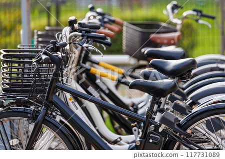 在城市停車場停放的自行車 在城市停車場停放的自行車 117731089