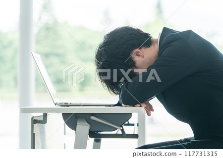 年輕的亞洲男性商人在辦公桌前感到沮喪(擔憂、失敗、麻煩、壓力、辭職) 年輕的亞洲男性商人在辦公桌前感到沮喪(擔憂、失敗、麻煩、壓力、辭職) 117731315