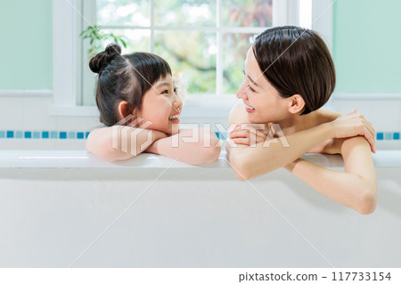 Parents and children take a bath together 117733154