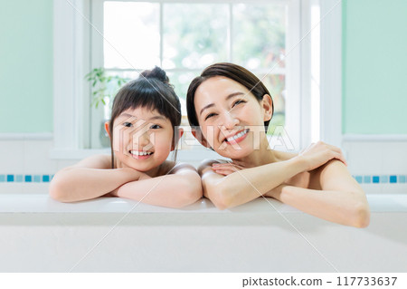 Parents and children take a bath together Parents and children take a bath together 117733637