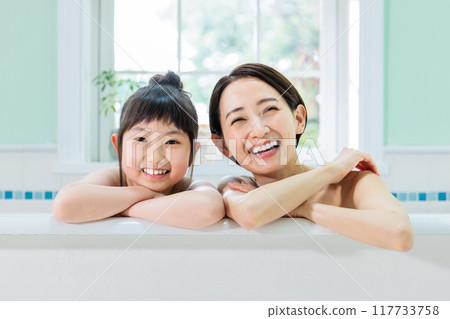 父母和孩子一起洗澡 父母和孩子一起洗澡 117733758