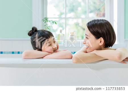 Parents and children take a bath together Parents and children take a bath together 117733853