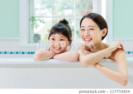 Parents and children take a bath together Parents and children take a bath together 117733854