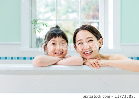 父母和孩子一起洗澡 117733855