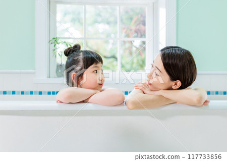 Parents and children take a bath together Parents and children take a bath together 117733856