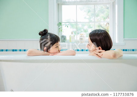 Parents and children take a bath together Parents and children take a bath together 117733876