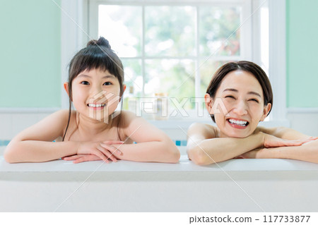 Parents and children take a bath together 117733877