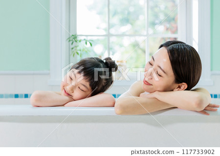 Parents and children take a bath together 117733902