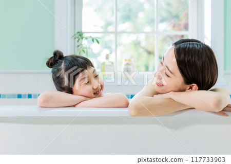 Parents and children take a bath together Parents and children take a bath together 117733903