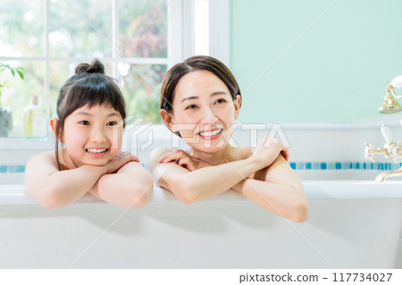 父母和孩子一起洗澡 117734027