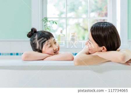 Parents and children take a bath together Parents and children take a bath together 117734065