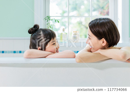 Parents and children take a bath together 117734066