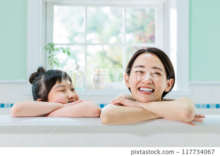 Parents and children take a bath together 117734067