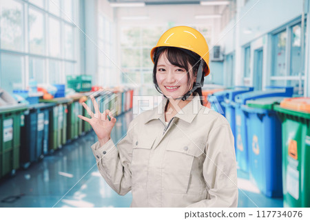 一名年輕女子擔任垃圾清潔工 一名年輕女子擔任垃圾清潔工 117734076