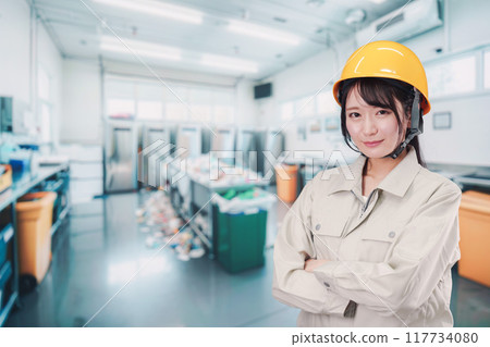 一名年輕女子擔任垃圾清潔工 一名年輕女子擔任垃圾清潔工 117734080