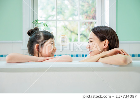 父母和孩子一起洗澡 117734087