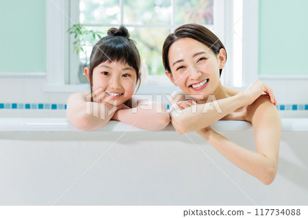 父母和孩子一起洗澡 117734088