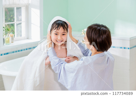 媽媽洗完澡後用毛巾幫女兒擦身子 117734089