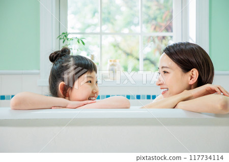Parents and children take a bath together Parents and children take a bath together 117734114