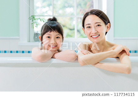 Parents and children take a bath together Parents and children take a bath together 117734115