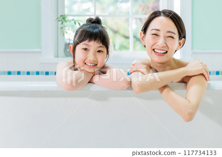Parents and children take a bath together Parents and children take a bath together 117734133