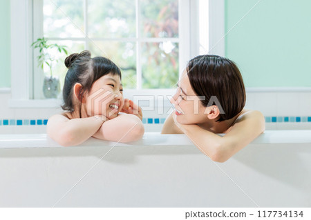 Parents and children take a bath together Parents and children take a bath together 117734134