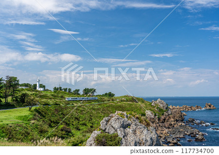 When I stopped off at Ashigezaki Observatory on my solo trip to Aomori, I suddenly saw a white train stop on the coastline. 117734700