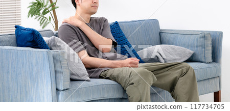 Men rubbing shoulders 117734705