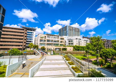 日本橫濱城市景觀,八月。相鐵 星川站等景觀橫濱市消防局在後面 日本橫濱城市景觀,八月。相鐵 星川站等景觀橫濱市消防局在後面 117735099