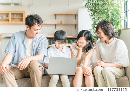 一家人聚集在自家的客廳裡 一家人聚集在自家的客廳裡 117735155