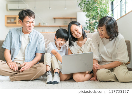 一家人聚集在自家的客廳裡 一家人聚集在自家的客廳裡 117735157