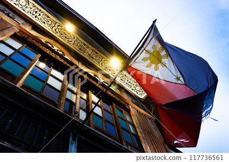 Lumang Gapan，菲律賓加潘市的一座歷史建築與國旗 117736561