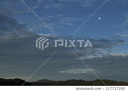 一輪圓月透過雲層探出頭來,右邊 一輪圓月透過雲層探出頭來,右邊 117737200