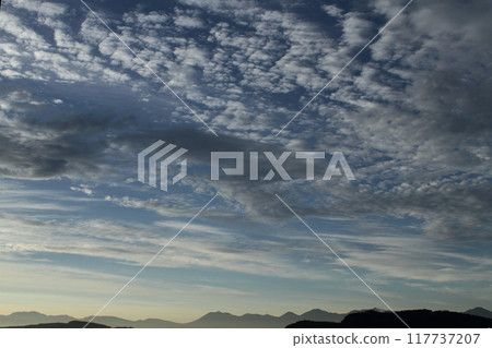 Sunrise clouds spreading across the Daisetsuzan mountain range 117737207