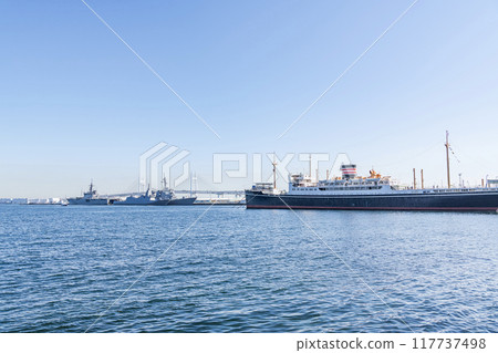 Yokohama, Kanagawa Prefecture: The Japan Maritime Self-Defense Force's escort ship and the Hikawa Maru are moored with the Yokohama Bay Bridge in the background. Yokohama, Kanagawa Prefecture: The Japan Maritime Self-Defense Force's escort ship and the Hikawa Maru are moored with the Yokohama Bay Bridge in the background. 117737498