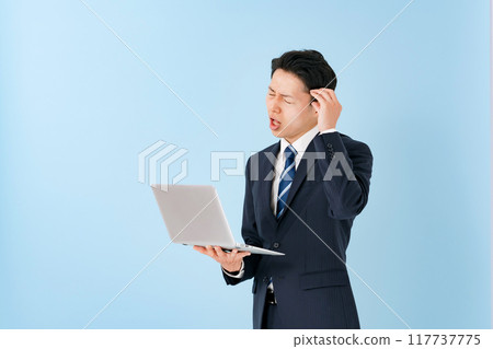 拿著計算機的一位擔心的商人 117737775