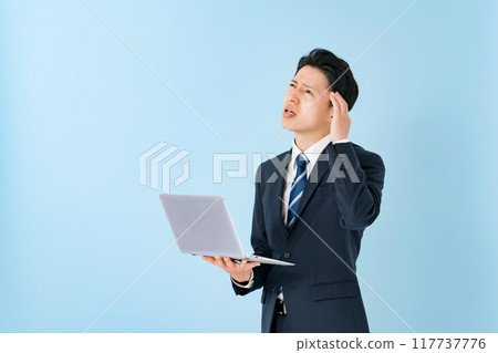 拿著計算機的一位擔心的商人 117737776