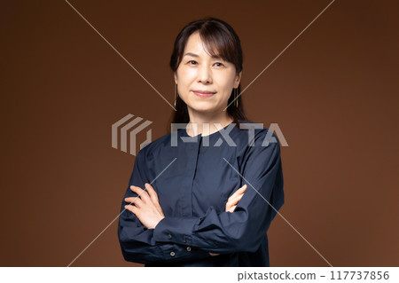 雙手抱胸的女商人 雙手抱胸的女商人 117737856
