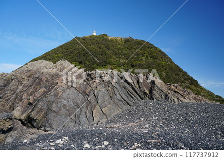 室戶岬燈塔和從室戶岬望城濱海灘看到的以藍天為背景的陸地Ver.2 117737912