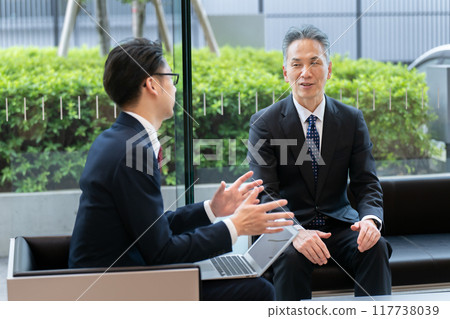 做生意的商人談話 117738039